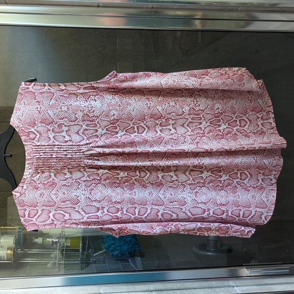 Chelsea & Theodore Sleeveless Button Down Shirt - Picture 3 of 5